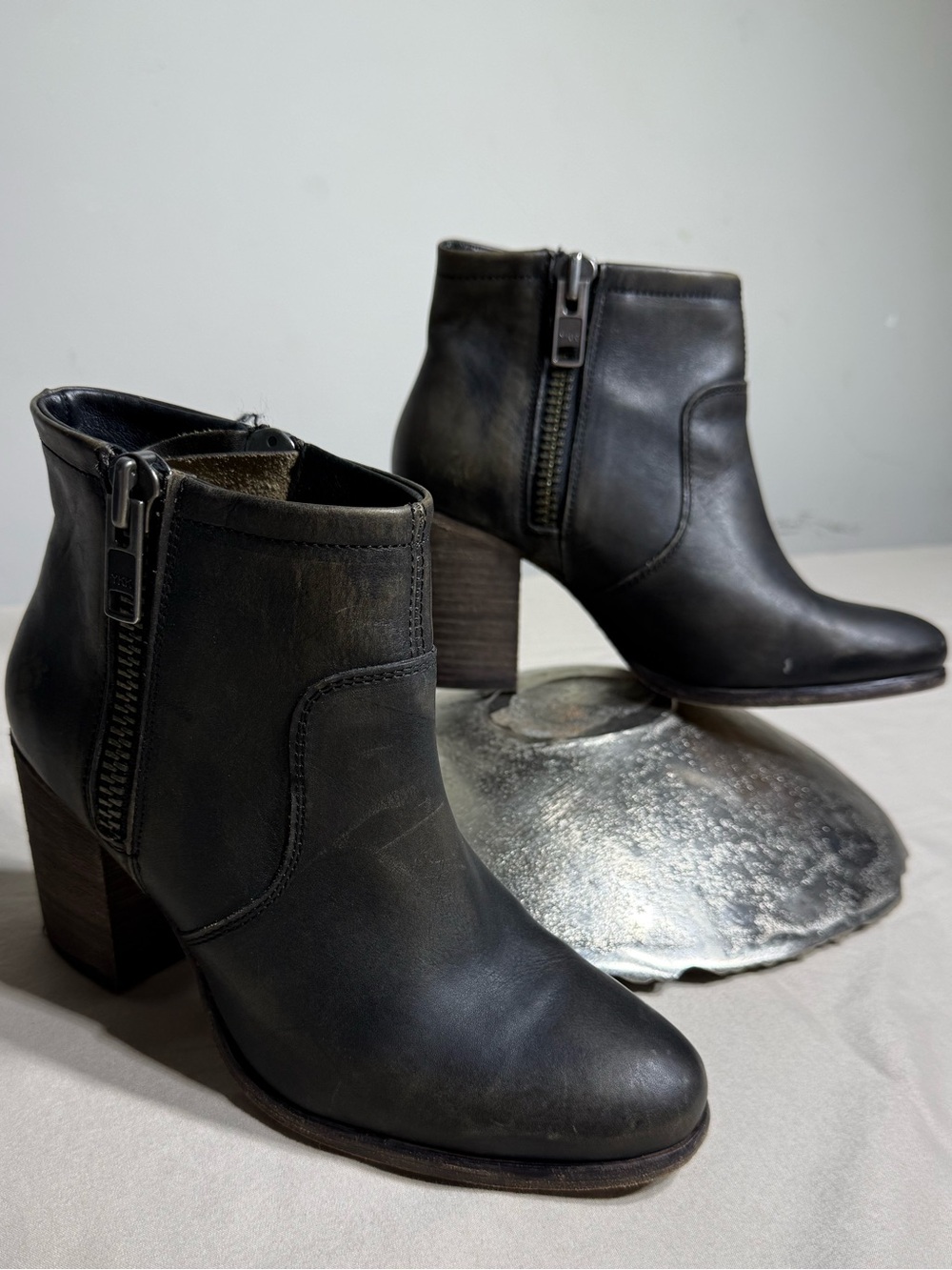 hinge Genuine Leather Black Ankle Size 8 Booties Side Zipper Stacked Heel